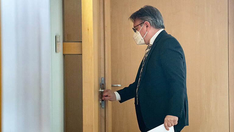 CSU-Politiker Georg Nüßlein - Georg Nüßlein (CSU) geht über einen Flur zu seinem Bundestagsbüro, während dieses durchsucht wird. Der Bundestag hatte die Immunität des CSU-Abgeordneten Nüßlein aufgehoben und damit den Vollzug gerichtlicher Durchsuchungs- und Beschlagnahmebeschlüsse genehmigt. CSU-Politiker Georg Nüßlein - Georg Nüßlein (CSU) geht über einen Flur zu seinem Bundestagsbüro, während dieses durchsucht wird. Der Bundestag hatte die Immunität des CSU-Abgeordneten Nüßlein aufgehoben und damit den Vollzug gerichtlicher Durchsuchungs- und Beschlagnahmebeschlüsse genehmigt.