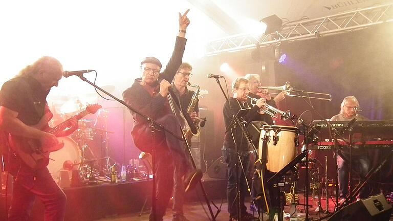Auf eine musikalische Zeitreise geht es am Samstag bei Rock im Wald mit der Band Revolver.