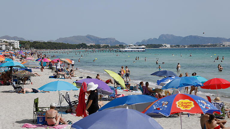 247709228.jpg       -  Die Playa de Muro an der Nordostküste von Mallorca ist bei Einheimischen und Touristen beliebt. Naturnähe und das flache Wasser ziehen auch Familien an.