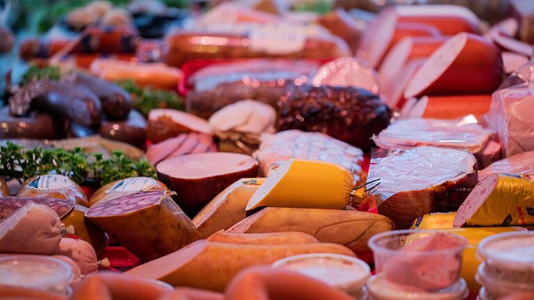 Metzgerei       -  Der Freistaat warnt vor Listerien in Wurst- und Fleischprodukten einer Metzgerei. (Symbolbild)