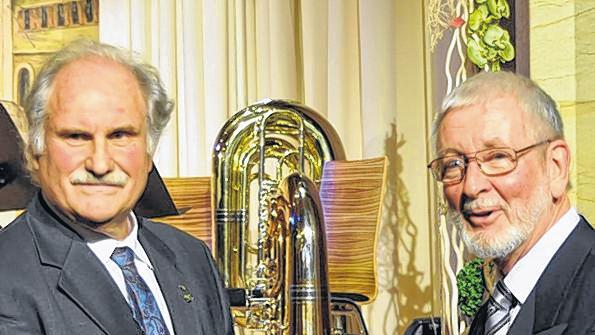 Überraschung: Eine besondere Plakette hatte Rhönklub Präsident Ewald Klüber für den Jubelverein, dem Rhönklub Zweigverein Bad Königshofen dabei und überreichte sie an den Vorsitzenden Wolfgang Schmidt.