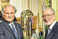 Überraschung: Eine besondere Plakette hatte Rhönklub Präsident Ewald Klüber für den Jubelverein, dem Rhönklub Zweigverein Bad Königshofen dabei und überreichte sie an den Vorsitzenden Wolfgang Schmidt.