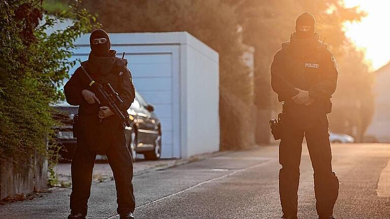 Anschlag in Ansbach - Spezialkräfte sperren in Ansbach die Zufahrt zu einem Flüchtlingsheim, in dem der 27-Jährige gewohnt haben soll. Anschlag in Ansbach - Spezialkräfte sperren in Ansbach die Zufahrt zu einem Flüchtlingsheim, in dem der 27-Jährige gewohnt haben soll.