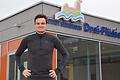 Ein Bild aus dem Frühjahr 2020: Florian Hach vor dem Drei-Flüsse-Bad in Gemünden.