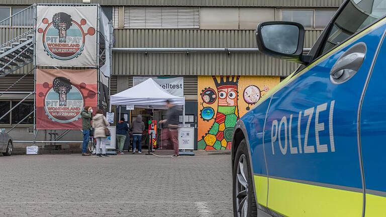 Polizei ist am Donnerstagnachmittag am Testzentrum an der Würzburger Posthalle vorgefahren.