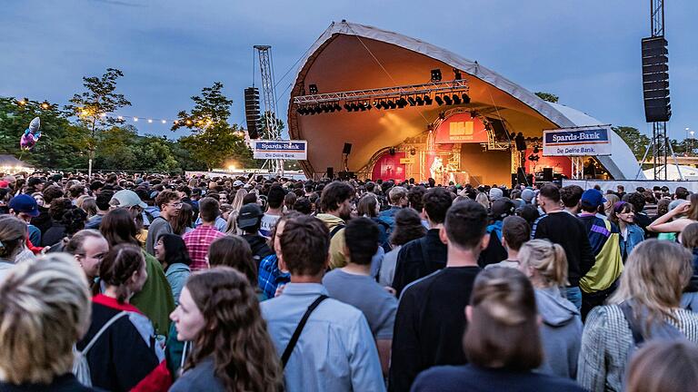 Das 36. Umsonst &amp; Draussen Festival 2024 begann am Donnerstag auf den Würzburger Mainwiesen. Welche Konzerte sollte man nicht verpassen?