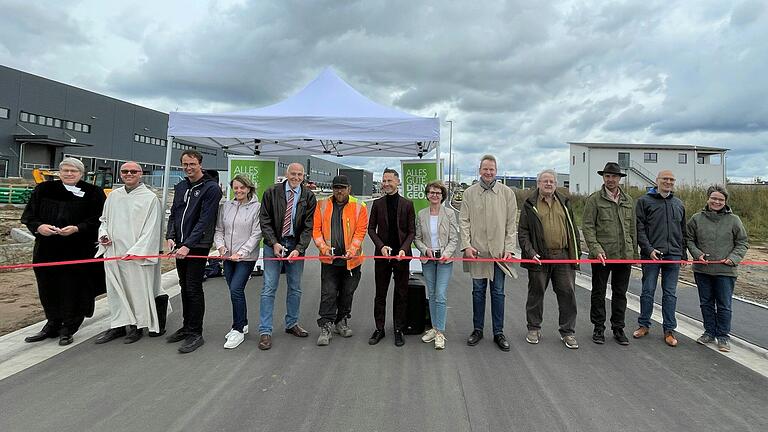 Das Industriegebiet 'An der Mönchstockheimer Straße' in Gerolzhofen wurde am Freitag eingeweiht. Groß war die Freude beim symbolischen Akt, dem Durchneiden des Bandes, den Bürgermeister Thorsten Wozniak und stellvertretende Landrätin Bettina Bärmann (Bildmitte) gemeinsam mit Stadträten und Beteiligten des Vorhabens vornahmen. Das Industriegebiet 'An der Mönchstockheimer Straße' in Gerolzhofen wurde am Freitag eingeweiht. Groß war die Freude beim symbolischen Akt, dem Durchneiden des Bandes, den Bürgermeister Thorsten Wozniak und stellvertretende Landrätin Bettina Bärmann (Bildmitte) gemeinsam mit Stadträten und Beteiligten des Vorhabens vornahmen.