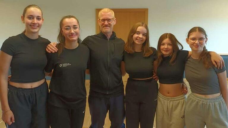 Emma Heuler, Elaine Ritter, Theresa Schaub, Zoe Schüssler und Sophia Schraud von der Florentinischule zusammen mit Choreograph Alan Brooks (Mitte).