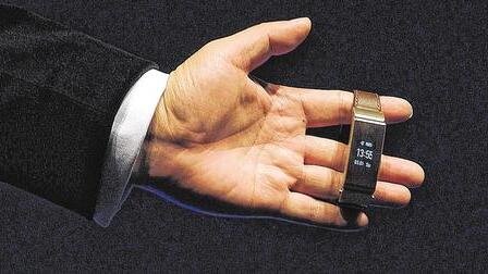 Tragbar: Während Smartphone-Displays immer größer wurden, bietet eine Computeruhr wenige Quadratzentimeter Bildschirmfläche.