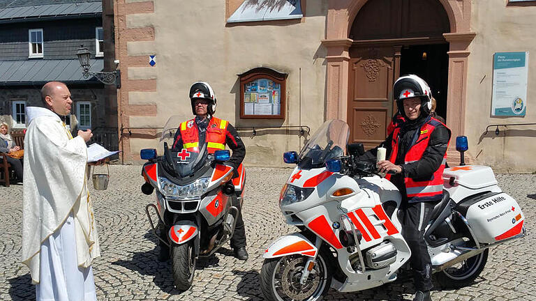 Höheren Beistand erbaten die Sanitäter des Roten Kreuzes auf ihren Einsatzmotorrädern zum Saisonauftakt bei Pater Stanislaus auf dem Kreuzberg.  Foto: Rotes Kreuz       -  Höheren Beistand erbaten die Sanitäter des Roten Kreuzes auf ihren Einsatzmotorrädern zum Saisonauftakt bei Pater Stanislaus auf dem Kreuzberg.  Foto: Rotes Kreuz