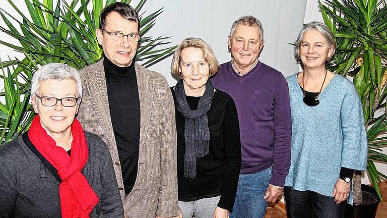 Nach der Nachwahl ist die Vorstandsriege von Kultur e.V. wieder komplett: (von links) Gudrun Klopf (stellvertretende Vorsitzende), Uwe Döring (stellvertretender Vorsitzender), Roswitha Schuller (Schriftführerin), Michael Hömer (Kassier), Barbara Goschenhofer (Vorsitzende). Nach der Nachwahl ist die Vorstandsriege von Kultur e.V. wieder komplett: (von links) Gudrun Klopf (stellvertretende Vorsitzende), Uwe Döring (stellvertretender Vorsitzender), Roswitha Schuller (Schriftführerin), Michael Hömer (Kassier), Barbara Goschenhofer (Vorsitzende).