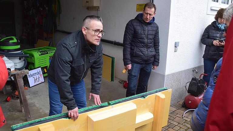 Peter und Reinhard Klos stellten ihren selbst hergestellten Schutz für die Kellerfenster vor. Peter und Reinhard Klos stellten ihren selbst hergestellten Schutz für die Kellerfenster vor.