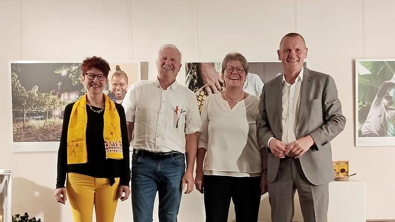 Gute Laune bei der Eröffnung der Ausstellung 'Fairer Handel WELTWEIT' (von links): Ulrike Steigerwald, Klaus Veeh, Christina Schlembach und der Erste Bürgermeister, Thomas Stamm. Gute Laune bei der Eröffnung der Ausstellung 'Fairer Handel WELTWEIT' (von links): Ulrike Steigerwald, Klaus Veeh, Christina Schlembach und der Erste Bürgermeister, Thomas Stamm.