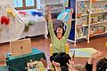Bibliotheksleiterin Ivonne Floeder begrüßte die Kinder mit dem 'Büchereilied' in der Kinderbuchabteilung.