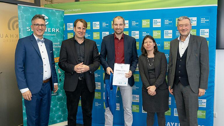 Im Bild (von links): Sven Laumer (Verbands-Schiedsrichterobmann), Michael Oschmann (CEO Das Örtliche/Sellwerk), Wolfgang Hellert, Julia Freimann (Beisitzerin Bezirks-Schiedsrichterausschuss Unterfranken), Robert Schraudner (BFV-Vizepräsident).