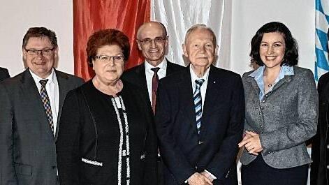 Beim Empfang zum 90. Geburtstag von Albert Meyer: (von links) Bundesminister a. D. Michael Glos, Justizminister Winfried Bausback, Staatssekretär Gerhard Eck, Landtagspräsidentin Barbara Stamm, Landrat Wilhelm Schneider, Albert Meyer, MdB Dorothee Bär, MdL Steffen Vogel und Bürgermeister Günther Werner. Beim Empfang zum 90. Geburtstag von Albert Meyer: (von links) Bundesminister a. D. Michael Glos, Justizminister Winfried Bausback, Staatssekretär Gerhard Eck, Landtagspräsidentin Barbara Stamm, Landrat Wilhelm Schneider, Albert Meyer, MdB Dorothee Bär, MdL Steffen Vogel und Bürgermeister Günther Werner.