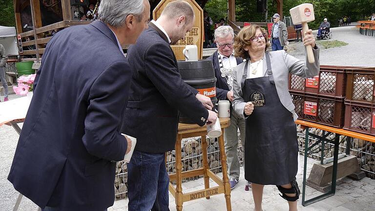 Deutschhoffest: Bierfaß mit Frauenpower angezapft - (ue) Einen beherzten Schlag und noch einen Sicherheitsschlag: Mehr brauchte Bürgermeisterin Sorya Lippert nicht, um das Faß anzustechen, beim Deutschhoffest im Wildpark an den Eichen, trotz Handicaps aufgrund eines lädierten Knie. Den ersten Schluck der Stadtteil-Kirchweih genoss Lippert mit Theo Hergenröther als Chef des Bürgervereins Deutschhof, zusammen mit Kassier Richard Bauer, Michael Wurm als Braumeister der Brauerei Roth, sowie deren Verkaufsleiter Günter Graf. Zu den Ehrengästen zählte auch Wildpark-Chef Thomas Leier, CSU-Chef Stefan Funk oder Johannes Rieger von der Sparkasse. Der Auftakt am Samstag war noch nicht gerade vom Wetter verwöhnt. Dafür gab es für die treuen Festbesucher unweit von Elchen, Hirschen und Hochlandrindern frischgezapftes Rothbier und Live-Blasmusik des Musikvereins Untertheres. Theo Hergenröther durfte meteorologisch wie musikalisch Hoffnung auf die folgenden Festtage machen: Am Sonntag spielte die Sennfelder Combo zum Jazzfrühschoppen, gefolgt von den „Zwei Schweinfurtern“. Heute abend wird das verlängerte Festwochenende ab 18 Uhr mit den Abersfelder Musikanten ausklingen. Vom 8. bis 10. Juli geht's weiter mit dem Festbetrieb: Dann wird der Bürgerverein Altstadt seine Kirchweih starten, am Unteren Wall. Deutschhoffest: Bierfaß mit Frauenpower angezapft - (ue) Einen beherzten Schlag und noch einen Sicherheitsschlag: Mehr brauchte Bürgermeisterin Sorya Lippert nicht, um das Faß anzustechen, beim Deutschhoffest im Wildpark an den Eichen, trotz Handicaps aufgrund eines lädierten Knie. Den ersten Schluck der Stadtteil-Kirchweih genoss Lippert mit Theo Hergenröther als Chef des Bürgervereins Deutschhof, zusammen mit Kassier Richard Bauer, Michael Wurm als Braumeister der Brauerei Roth, sowie deren Verkaufsleiter Günter Graf. Zu den Ehrengästen zählte auch Wildpark-Chef Thomas Leier, CSU-Chef Stefan Funk oder Johannes Rieger von der Sparkasse. Der Auftakt am Samstag war noch nicht gerade vom Wetter verwöhnt. Dafür gab es für die treuen Festbesucher unweit von Elchen, Hirschen und Hochlandrindern frischgezapftes Rothbier und Live-Blasmusik des Musikvereins Untertheres. Theo Hergenröther durfte meteorologisch wie musikalisch Hoffnung auf die folgenden Festtage machen: Am Sonntag spielte die Sennfelder Combo zum Jazzfrühschoppen, gefolgt von den „Zwei Schweinfurtern“. Heute abend wird das verlängerte Festwochenende ab 18 Uhr mit den Abersfelder Musikanten ausklingen. Vom 8. bis 10. Juli geht's weiter mit dem Festbetrieb: Dann wird der Bürgerverein Altstadt seine Kirchweih starten, am Unteren Wall.