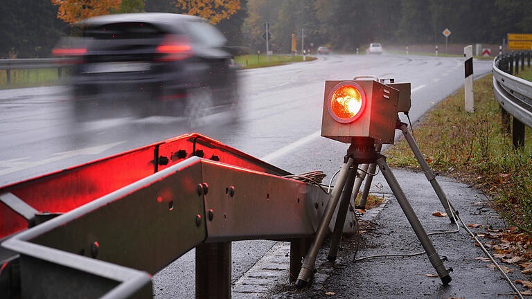 Mobiles Blitzgerät       -  ARCHIV - Ein mobiles Blitzgerät fotografiert am 10.10.2013 auf einer Bundesstraße bei Creußen (Bayern) Fahrzeuge mit überhöhter Geschwindigkeit.