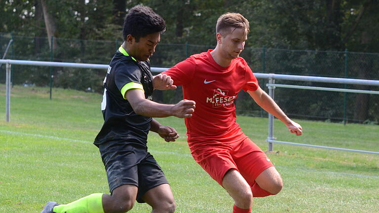 Fußball Kreisliga Würzburg 2, FV Gemünden/Seifriedsburg - FC Wiesenfeld-Halsbach am Sonntag, 25. August 2019 in Seifriedsburg: links Ryley Baradi (Wiesenfeld-Halsbach), rechts Edgard Sack (Gemünden/Seifriedsburg)