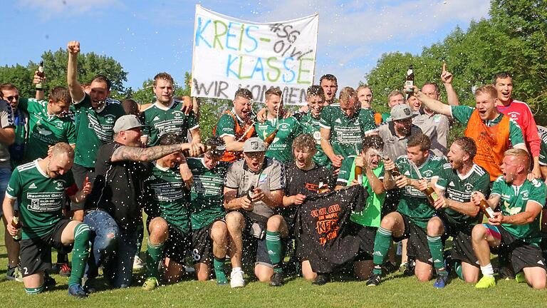 Jubel beim A-Klasse-Zweiten SV-DJK Oberschwarzach/Wiebelsberg II. Die Mannschaft von Trainer Julian Bördlein setzt sich in der Relegation in Traustadt gegen den TV Oberndorf mit 3:0 durch und spielt somit in der nächsten Saison in der Kreisklasse. Jubel beim A-Klasse-Zweiten SV-DJK Oberschwarzach/Wiebelsberg II. Die Mannschaft von Trainer Julian Bördlein setzt sich in der Relegation in Traustadt gegen den TV Oberndorf mit 3:0 durch und spielt somit in der nächsten Saison in der Kreisklasse.