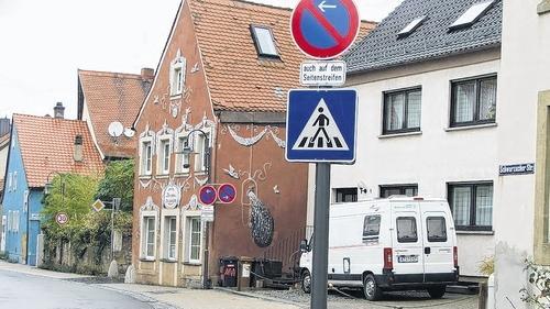 Etwashausen, Kronenkreuzung, Schwarzacher Straße: In dem Bereich des Halteverbots macht ein Anlieger Jagd auf Falschparker. Er fühl sich durch die Autos behindert, weil sie die Einfahrt auf sein Grundstück behindern. Stadträte dagegen finden das Vorgehen unmöglich, wollen das Halteverbot aufheben und dem Anlieger damit die Grundlage für die Anzeigen entziehen.