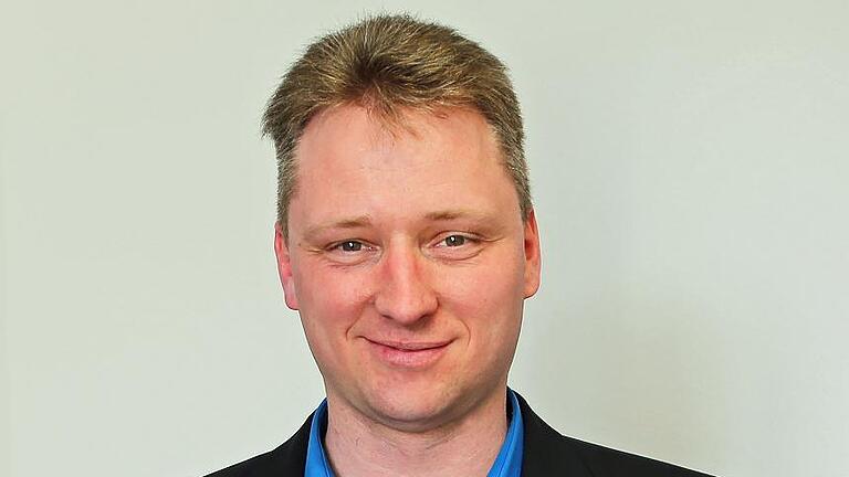 Thorsten Kapperer mit seiner Doktorarbeit zum Thema Leidenschaft und Fußball.