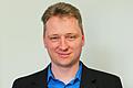 Thorsten Kapperer mit seiner Doktorarbeit zum Thema Leidenschaft und Fußball.