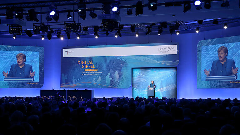 Volle Halle: Gut 1000 Menschen hörten Bundeskanzlerin Angela Merkel am Dienstag beim Digital-Gipfel der Bundesregierung in Nürnberg zu. Merkel hob die Bedeutung von Künstlicher Intelligenz hervor, dem Leitthema des Kongresses. Volle Halle: Gut 1000 Menschen hörten Bundeskanzlerin Angela Merkel am Dienstag beim Digital-Gipfel der Bundesregierung in Nürnberg zu. Merkel hob die Bedeutung von Künstlicher Intelligenz hervor, dem Leitthema des Kongresses.