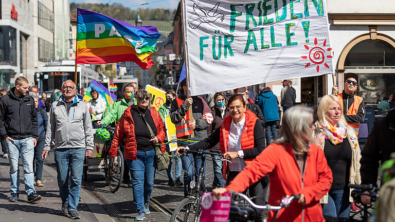 Rund 200 Teilnehmer bei der Ostermarsch Friedensdemo am Samstag 16.04.22 durch die Innenstadt von Würzburg.