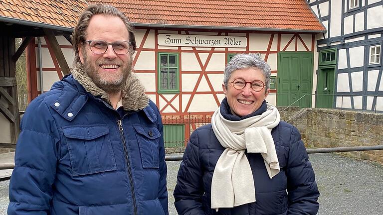 Für das Gasthaus 'Zum Schwarzen Adler' im Fränkischen Freilandmuseum Fladungen wird ein neuer Pächter gesucht. Museumsleiterin Ariane Weidlich und Xaver Weydringer von der Rother Bräu hoffen, dass zum Saisonstart im Museum auch wieder Leben in den Gasthof einzieht.