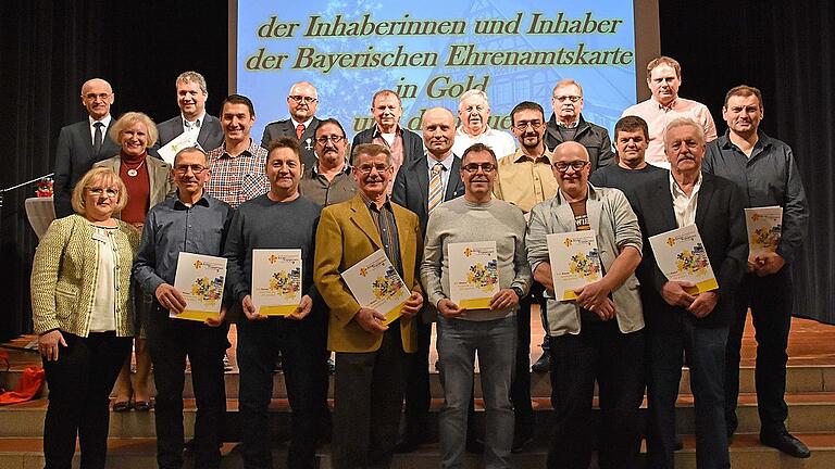 Die Inhaber der Bayerischen Ehrenamtskarte in Gold wurden in der Stadthalle Haßfurt auch mit der Dankurkunde des Landkreises ausgezeichnet. Unser Bild zeigt die Geehrten der Freiwilligen Feuerwehren Burgpreppach, Eltmann, Gädheim-Ottendorf, Kleinsteinach, Obertheres sowie des TSV 1890 Oberschleichach, des BRK Haßberge, des THW Gerolzhofen und der DJK Happertshausen, Landrat Wilhelm Schneider (hinten links), Monika Strätz-Stopfer, Leiterin des Koordinierungszentrums Bürgerschaftliches Engagement am Landratsamt (vorne links) und Juliane Freunde vom Ministerium (zweite Reihe links).