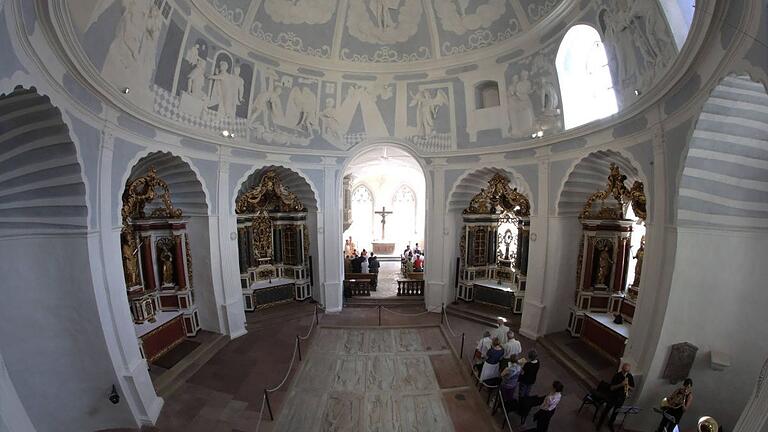 Mit einem Pontifikalgottesdienst ist die Marienkirche auf der Würzburger Festung nach grundlegender Sanierung wiedereröffnet worden. Mit einem Pontifikalgottesdienst ist die Marienkirche auf der Würzburger Festung nach grundlegender Sanierung wiedereröffnet worden.