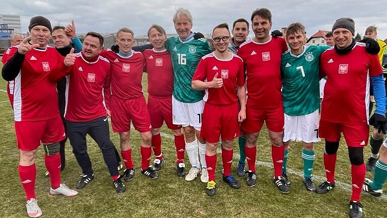 Nach dem Länderspiel feiern die deutschen und polnischen Bürgermeister das 3:3 Unentschieden gemeinsam. Nach dem Länderspiel feiern die deutschen und polnischen Bürgermeister das 3:3 Unentschieden gemeinsam.
