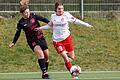 Julia Asam (rechts) von den Würzburger Kickers führt den Ball gegen Jana Uhl vom TSV Neuenstein. Die Partie fand Ende März im Sportpark Heuchelhof statt.