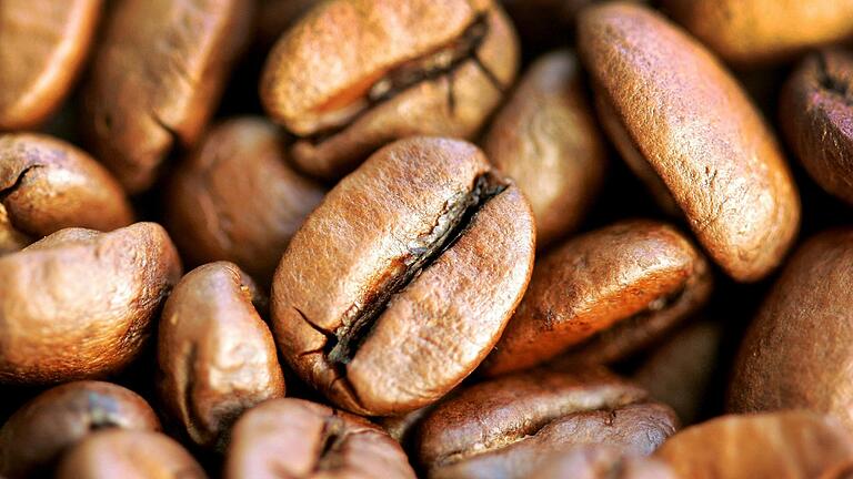 Der Anbau von Kaffeebohnen erfordert viel Handarbeit, die im konventionellen Handel oft schlecht bezahlt wird. Der Anbau von Kaffeebohnen erfordert viel Handarbeit, die im konventionellen Handel oft schlecht bezahlt wird.
