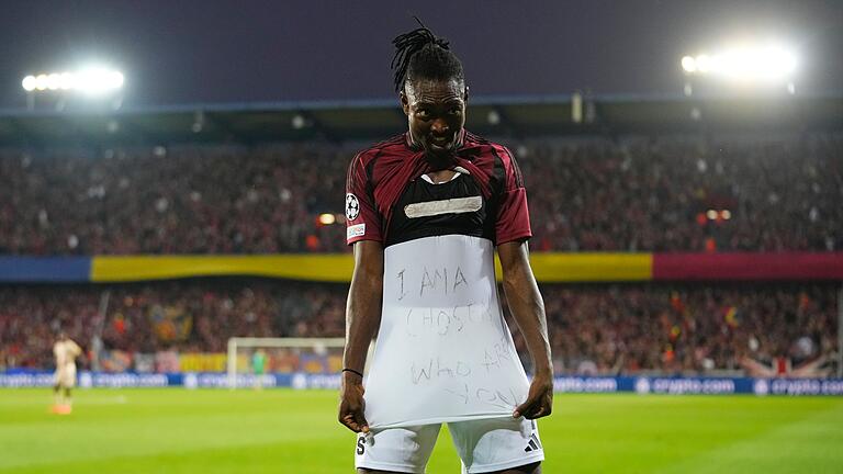 Sparta Prag - RB Salzburg       -  Victor Olatunji zeigt seine Botschaft in die Kameras.