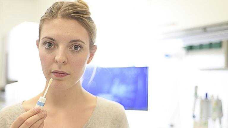 Für eine Typisierung als Stammzellspender reicht mittlerweile zunächst ein Wangenabstrich per Wattestäbchen, wie Nicole Simon, Mitarbeiterin am Uniklinikum, demonstriert. Für eine Typisierung als Stammzellspender reicht mittlerweile zunächst ein Wangenabstrich per Wattestäbchen, wie Nicole Simon, Mitarbeiterin am Uniklinikum, demonstriert.