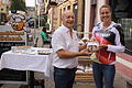 Mit Goldbrot und Autogrammkarten wartete Langstreckenschwimmerin Leonie Beck am Samstagmorgen vor einer Bäckerei in Karlstadt auf Fans und Sportbegeisterte. Bäckermeister Egon Schaub hat das spezielle eiweißreiche Brot als „Sportsfreund“ ins Sortiment genommen. Von jedem verkauften Laib gehen 20 Cent an die Deutsche Sporthilfe. Foto Jürgen Kamm