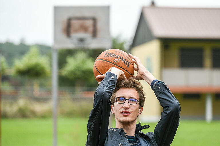 Neben der Politik zählt Basketball zu seinem großen Hobby. Doch er schaut lieber NBA, als selber auf dem Feld zu stehen. Neben der Politik zählt Basketball zu seinem großen Hobby. Doch er schaut lieber NBA, als selber auf dem Feld zu stehen. 