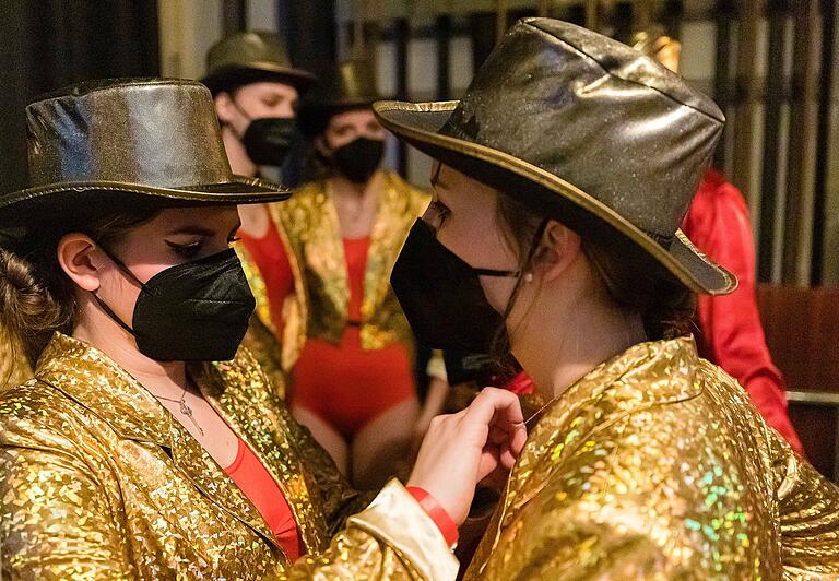 Nur noch ganz schnell was richten und dann ab auf die Bühne. Die Mädchen der Schwarze- Elf-Tanzgruppe werden nach dem Motto 'Let me entertain you' gleich die Bühne rocken. Nur noch ganz schnell was richten und dann ab auf die Bühne. Die Mädchen der Schwarze- Elf-Tanzgruppe werden nach dem Motto 'Let me entertain you' gleich die Bühne rocken.