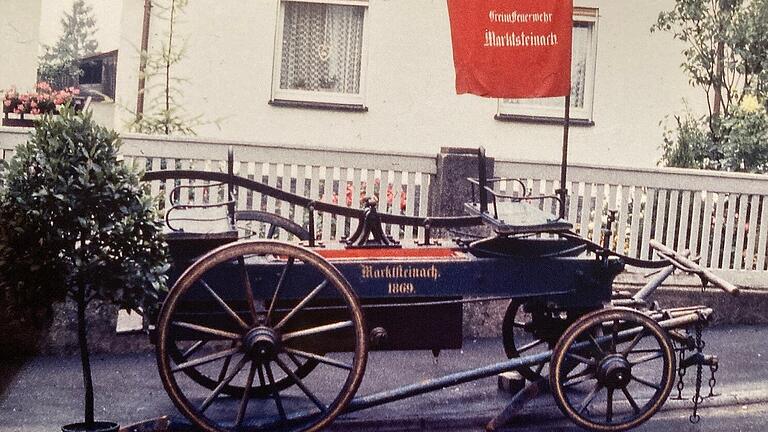 Gut gepflegt wird die alte von Hand gezogene Löschmaschine der Marktsteinacher Feuerwehr aus dem Jahr 1869. Gut gepflegt wird die alte von Hand gezogene Löschmaschine der Marktsteinacher Feuerwehr aus dem Jahr 1869.
