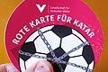 Rote Karte für die WM in Katar? Die würde die Gesellschaft für bedrohte Völker dem globalen Sportereignis am liebsten zeigen.