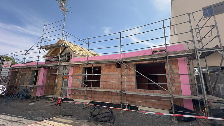 Der Rohbau des neuen Kinderhorts in Wülfershausen steht. In den kommenden Jahren werden hier Kinder spielen, lernen und wachsen. Der Rohbau des neuen Kinderhorts in Wülfershausen steht. In den kommenden Jahren werden hier Kinder spielen, lernen und wachsen.