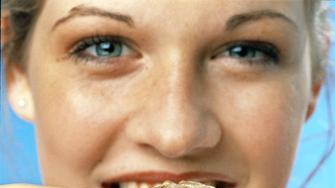 Krebs und Ernährung       -  Jedes Jahr erkranken über 400 000 Deutsche an Krebs. Jeder Zweite stirbt daran. Die heimtückische Krankheit ist nach den Herz-Kreislauferkrankungen die zweithäufigste Todesursache. Dabei kann jeder vorsorglich mit der richtigen Ernährung sein Krebs-Risiko senken: