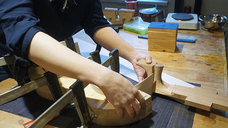 Eine Gitarre zu bauen ist echte Handarbeit. Eine Gitarre zu bauen ist echte Handarbeit.