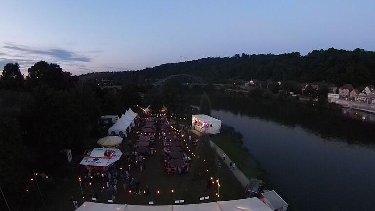 Festlich illuminiert: Das Segnitzer Mainfest 2024. Festlich illuminiert: Das Segnitzer Mainfest 2024.