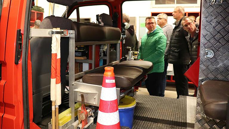 Vor einem Jahr informierte sich der Iphöfer Stadtrat in Hellmitzheim über das in die Jahre gekommene Fahrzeug der Feuerwehr. Ein neues ist bereits bestellt. Vor einem Jahr informierte sich der Iphöfer Stadtrat in Hellmitzheim über das in die Jahre gekommene Fahrzeug der Feuerwehr. Ein neues ist bereits bestellt.