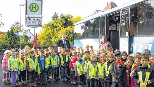Auch Fahren im Schulbus will gelernt sein - (rt) Sicherheitstraining für die Volkacher ABC-Schützen: Busunternehmer Roland Danzberger (rechts) kam extra dazu an die Schule, um den Kleinsten Verhaltensregeln an der Bushaltestelle, beim Einsteigen und Verlassen des Busses und während der Fahrt zu erläutern. Die Notwendigkeit des ordentlichen Sitzens wurde bei einer Fahrt auf dem Volkacher Busplatz durch Bremsproben und den damit verbundenen Ruck nach vorne demonstriert, teilt die Schule mit. Besonders habe die Schüler auch der veränderte Radius beim Kurvenfahren beeindruckt: der Bus hatte einen Wasserkanister zwar problemlos mit der Vorderachse umfahren, aber dann auf Grund des verengten Nachlaufes mit der Hinterachse überrollt. Schulleiter Rainer Dotterweich (links), der ebenso wie die drei Klassenlehrerinnen der ersten Klassen am Sicherheitstraining teilnahm, ermahnte die Schüler eindringlich, die Anweisungen der Busfahrer zu befolgen und die Regeln zu beachten, teilt Waltraud Hörning von der Schule mit. Zu Beginn der kalten und nebligen Jahreszeit verteilten die Klassenleiterinnen zudem an alle Kinder vom ADAC gesponserten Sicherheitswesten mit Kapuze und demonstrierten die Signalwirkung in der Dämmerung und bei Dunkelheit. Auch Fahren im Schulbus will gelernt sein - (rt) Sicherheitstraining für die Volkacher ABC-Schützen: Busunternehmer Roland Danzberger (rechts) kam extra dazu an die Schule, um den Kleinsten Verhaltensregeln an der Bushaltestelle, beim Einsteigen und Verlassen des Busses und während der Fahrt zu erläutern. Die Notwendigkeit des ordentlichen Sitzens wurde bei einer Fahrt auf dem Volkacher Busplatz durch Bremsproben und den damit verbundenen Ruck nach vorne demonstriert, teilt die Schule mit. Besonders habe die Schüler auch der veränderte Radius beim Kurvenfahren beeindruckt: der Bus hatte einen Wasserkanister zwar problemlos mit der Vorderachse umfahren, aber dann auf Grund des verengten Nachlaufes mit der Hinterachse überrollt. Schulleiter Rainer Dotterweich (links), der ebenso wie die drei Klassenlehrerinnen der ersten Klassen am Sicherheitstraining teilnahm, ermahnte die Schüler eindringlich, die Anweisungen der Busfahrer zu befolgen und die Regeln zu beachten, teilt Waltraud Hörning von der Schule mit. Zu Beginn der kalten und nebligen Jahreszeit verteilten die Klassenleiterinnen zudem an alle Kinder vom ADAC gesponserten Sicherheitswesten mit Kapuze und demonstrierten die Signalwirkung in der Dämmerung und bei Dunkelheit.