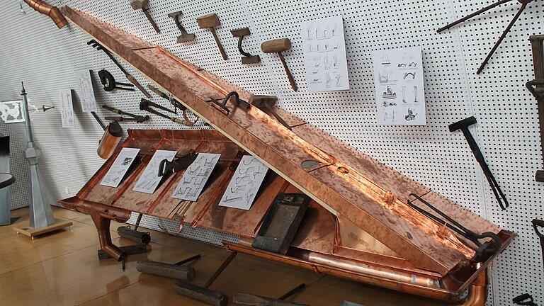 Selbsterklärend ist das Dachmodell einer Kupferdeckung inklusive Dachrinne im Klempner- und Kupferschmiedemuseum.