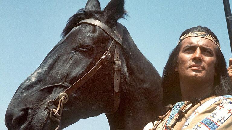 Pierre Brice als Apachen-Häuptling Winnetou in einer Szene des Karl-May-Films 'Im Tal des Todes'. Die Original-Indianer-Schuhe des Schauspielers stehen derzeit im Iphöfer Knauf-Museum. Pierre Brice als Apachen-Häuptling Winnetou in einer Szene des Karl-May-Films 'Im Tal des Todes'. Die Original-Indianer-Schuhe des Schauspielers stehen derzeit im Iphöfer Knauf-Museum.